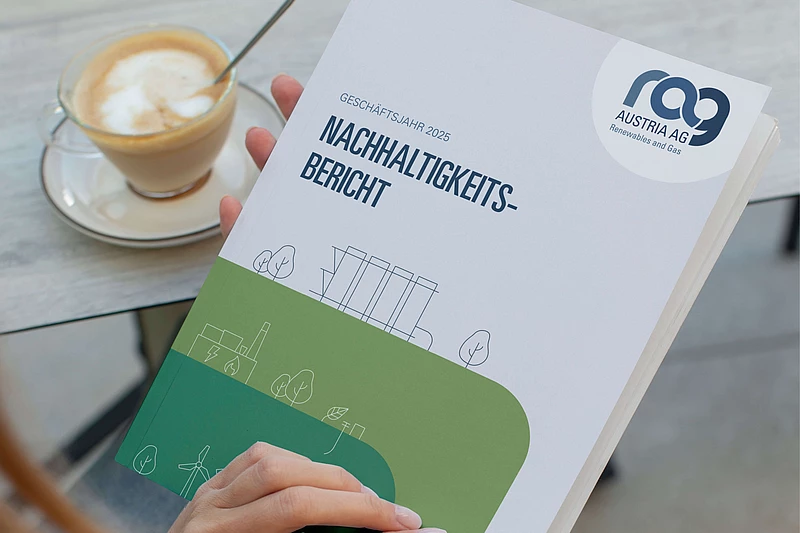 Nachhaltigkeitsbericht wird in der Hand gehalten.