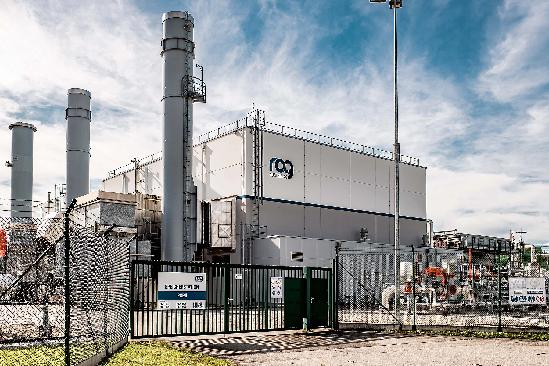 Speicher Puchkirchen vor blauem Himmel