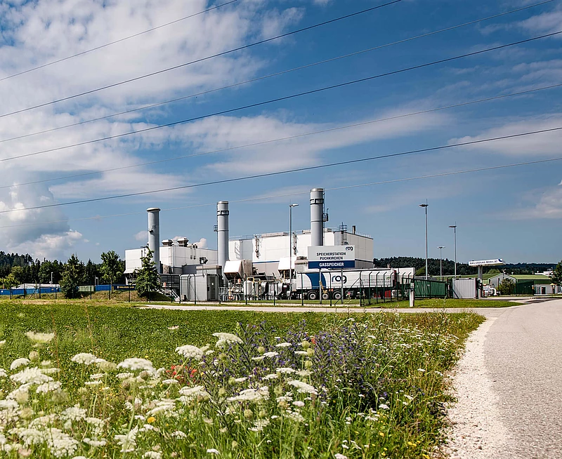 Speicher Puchkirchen mit grüner Wiese